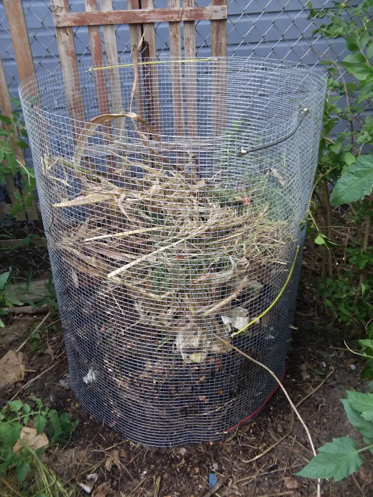 Lazy composting with a wire fence bin